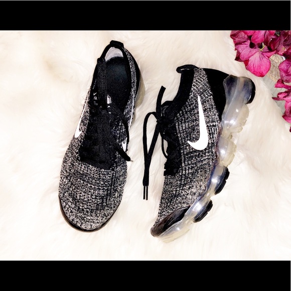 NIKE Vapormax Flyknit Black and White Sneaker - Picture 3 of 8